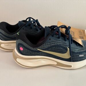 Nike Journey running shoes, super comfortable lightweight NEW